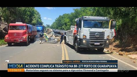 Caminhão Carregado Com Placas De Energia Solar Tomba E Bloqueia Parte