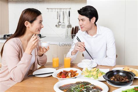 Pareja Joven Comiendo En Casa Foto Descarga Gratuita Hd Imagen De