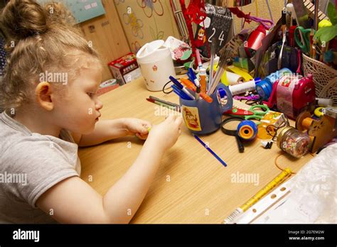 Un Niño De Tres Años Está Comprometido Con Entusiasmo En La Creatividad De Los Niños Concepto