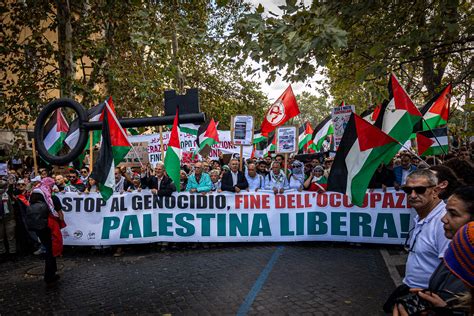 Manifestazione a Roma oggi, 20mila in corteo per la Palestina. Cori