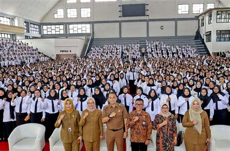 Wali Kota Surabaya Eri Cahyadi Serahkan Sk Pegawai Pemerintah