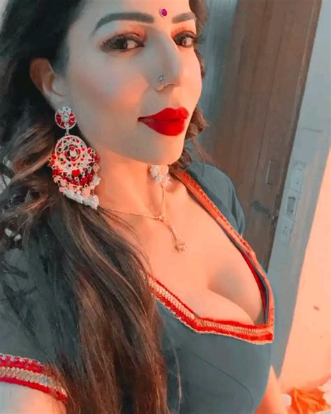 Maahi Khan R Sareebeauties