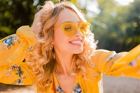 Portrait De La Belle Blonde élégante Femme Souriante En Chemisier Jaune Portant Des Lunettes De