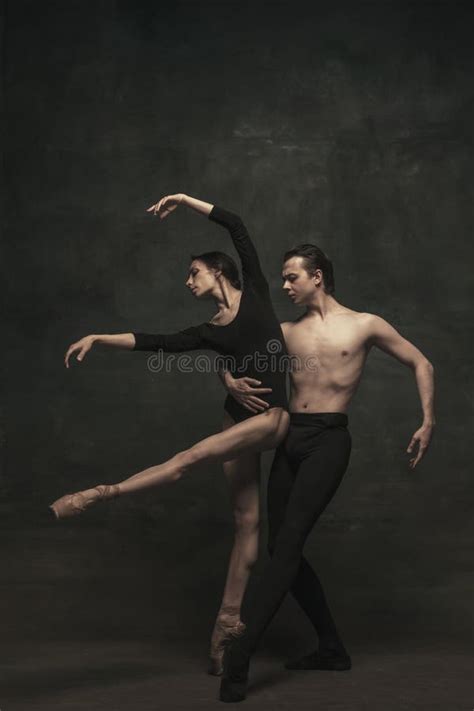 Belle Femme Gracieuse Et Homme Danseuses De Ballet Dans La Performance