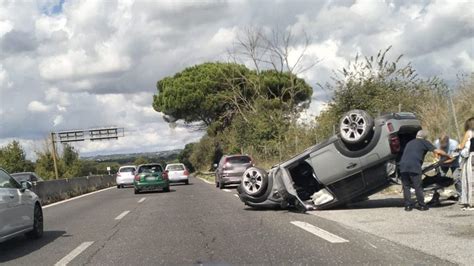 Incidente Sulla Cassia Bis Automobile Si Ribalta Code Fra Raccordo E