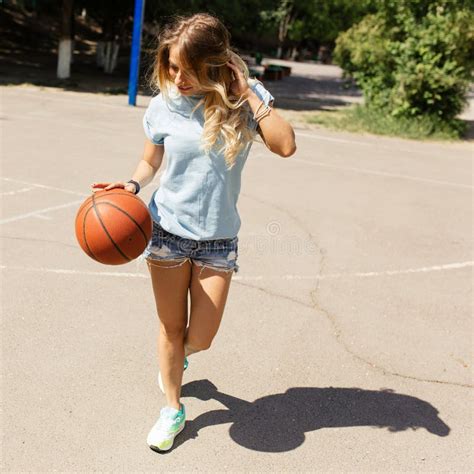 Fille Sexy Sur Le Terrain De Basket Image Stock Image Du Verticale Mince 62672889