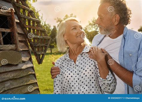 Encantadora Pareja Madura Pasando Tiempo Juntos En Parque Imagen De