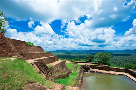 Fortaleza De La Roca Del Le N De Sigiriya En Sri Lanka Foto Premium