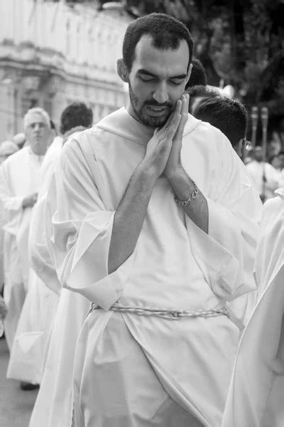 Salvador Bah A Brasil De Mayo De Un Joven Sacerdote Reza