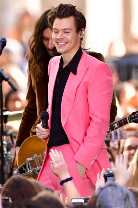 Female Daily Editorial Selalu Curi Perhatian Ini 7 Gaya Harry Styles Dalam Oufit Berwarna Pink