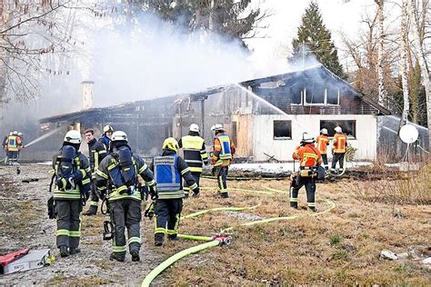 Brennendes Haus und Bahnanlage Feuerteufel im Münchner Umland