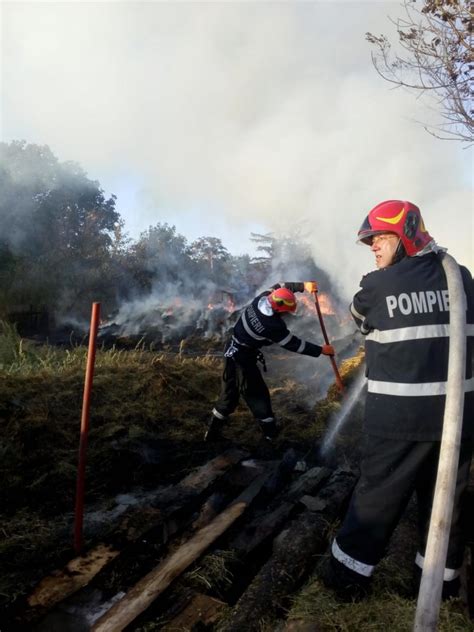 ACUM Pompierii luptă de două ore pentru stingerea unui incendiu de