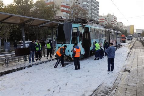 Un Tramvai A Luat Foc N Bucure Ti Video Spotmedia Ro