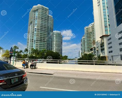 Modernos Edificios De Apartamentos Con Palmeras Y Vistas Al Miami Desde