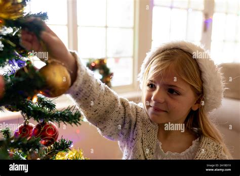 Mädchen schmücken Baum an Weihnachten Stockfotografie Alamy