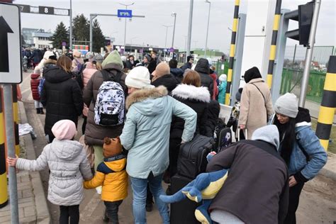 近70万人已逃离乌克兰，联合国难民署警告“本世纪欧洲最大难民危机”财经头条