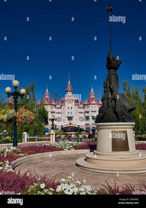 Disneyland Hotel Y Entrada Al Parque Disneyland Par S Marne La Vall E