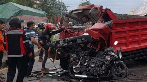 Kecelakaan Beruntun Di Ungaran Truk Bawa Sabun Tabrak Truk Lainnya