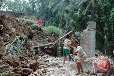 Rumah Kulon Progo Terkena Tanah Longsor Antara News Yogyakarta