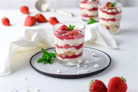 Sommerliches Erdbeer Wei Es Schokoladen Tiramisu Im Glas Erdbeer