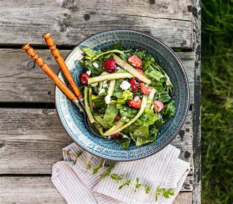 Sallad med sparris fetaost och jordgubbar Landleys Kök