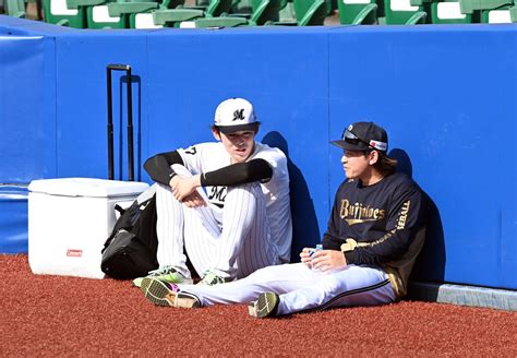 【ロッテ】佐々木朗希がオリックス宮城大弥と“仲良しトーク” 笑顔で20分以上 プロ野球写真ニュース 日刊スポーツ