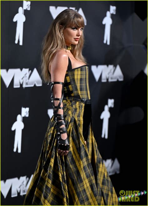 Taylor Swift Rocks Plaid Dress On Vmas 2024 Red Carpet See Every