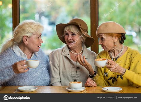 Tres Mujeres Mayores Tomando Caf Fotograf A De Stock Denisfilm