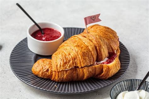 Concepto de día de san valentín croissant fresco con crema y mermelada