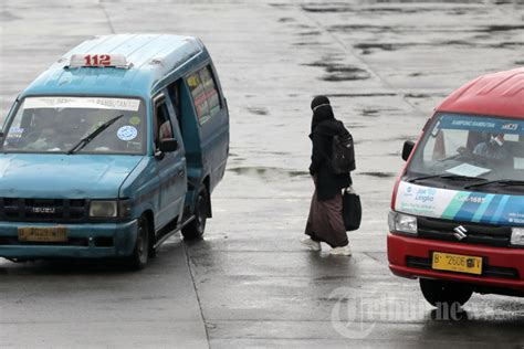 Pendapatan Sopir Angkot Menurun Selama Ppkm Foto