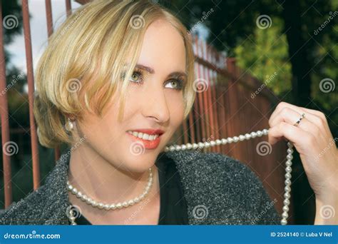 Jeune Femme De Sourire Blonde Photo Stock Image Du Jardin Femelle 2524140