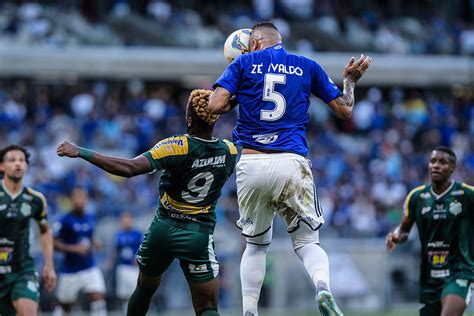 Quando tudo parecia correr bem no Cruzeiro Zé Ivaldo precisou ser