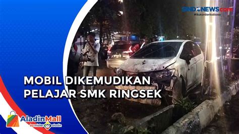 VIDEO Diduga Hilang Kendali Minibus Ringsek Tabrak Pembatas Jalan Di