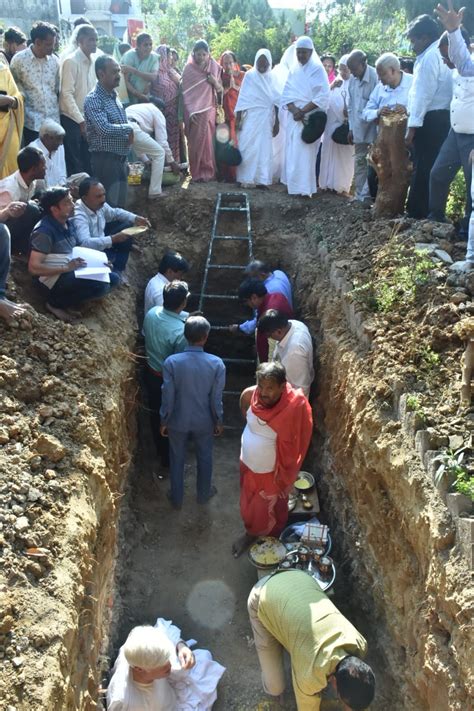 सच्चे भक्तों की ईश्वर भी मदद करता है स्वस्तिभूषण माताजी श्रीफल जैन