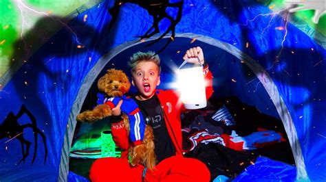 КТО-ТО Живет в Нашем Дворе ! Ночь в Палатке ! - YouTube