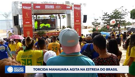 Torcedores Assistem Jogo Do Brasil No Anfiteatro Da Ponta Negra E