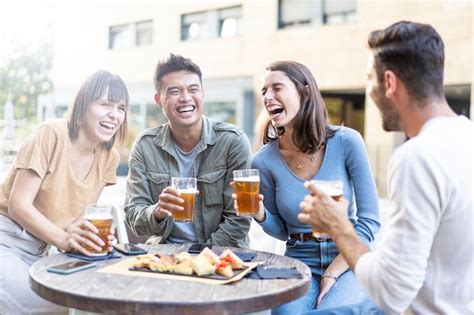 Feliz Grupo De Amigos Multirraciais Bebendo Cerveja No Restaurante Da