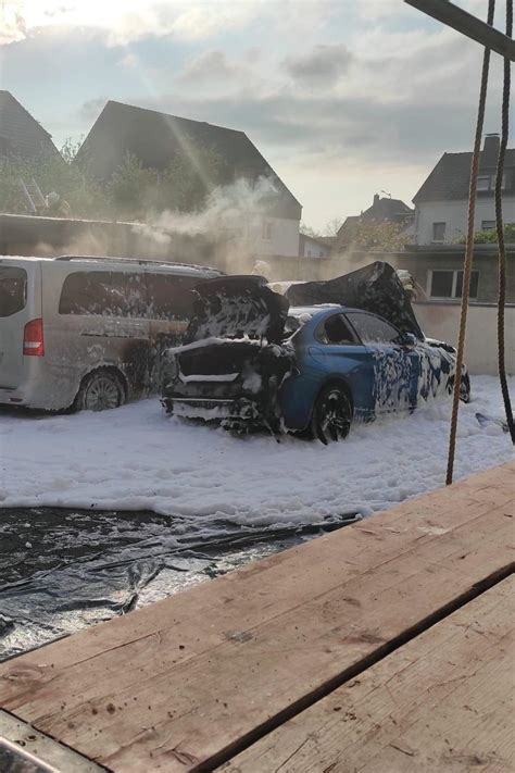 Schwarze Rauchwolke Ber Menden Garage Und Autos In Flammen