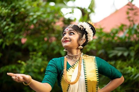 Two Debut Mohiniyattam Performances Infusing Desi Flavour - India Art ...