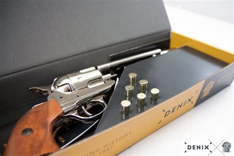 Replica Non-Firing Old Western Revolvers & Guns in Canada