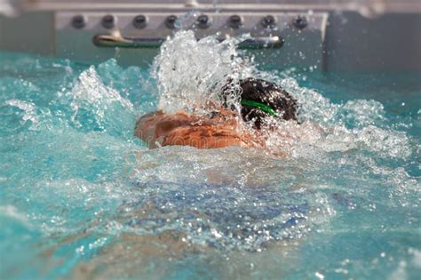 Arrastre Que Nada Del Hombre Contra La Marea En Un Jacuzzi Foto De