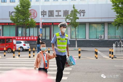 开学首日，山东交警全力点亮交通安全季！ 开学季澎湃号·政务澎湃新闻 The Paper