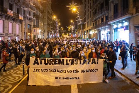 Unas Personas Protestan En Barcelona Por La Subida Del Precio De