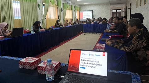 Dosen Narasumber Workshop Pembuatan Media Pembelajaran Di SMKN 2