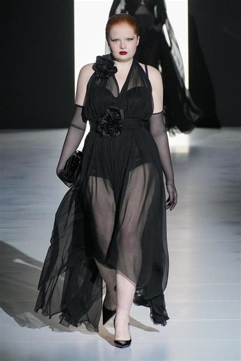 Bikini à fleurs bas résille et body en dentelle Deva Cassel pin up envoûtante pour le