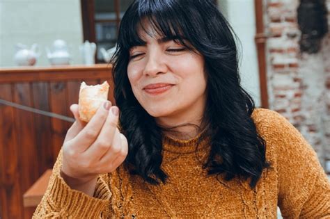 Mujer Joven Sentada En Un Restaurante Con Los Ojos Cerrados Feliz