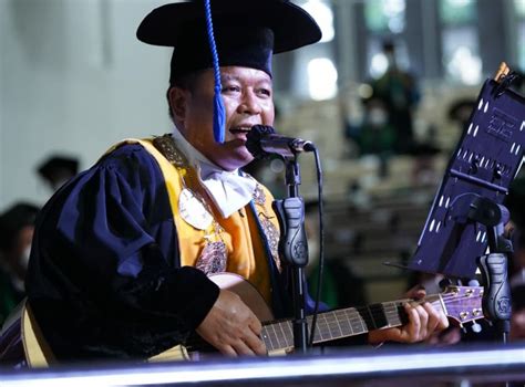 Momen Wisuda Terasa Spesial Saat Rektor Usu Nyanyikan Lagu Untuk Para