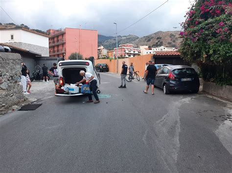 Messina Centra Un Auto In Sosta E Si Ribalta Con La Sua Panda