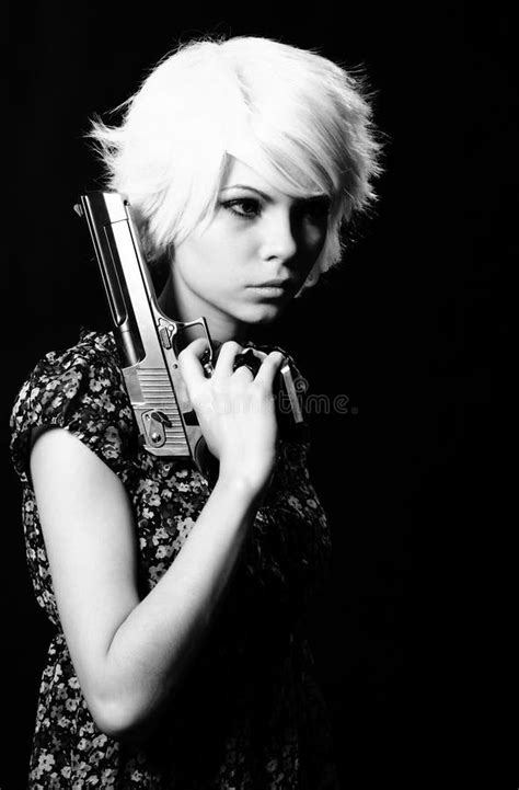Jeune Fille Blonde Pointant Un Pistolet Noir Photo Stock Image Du