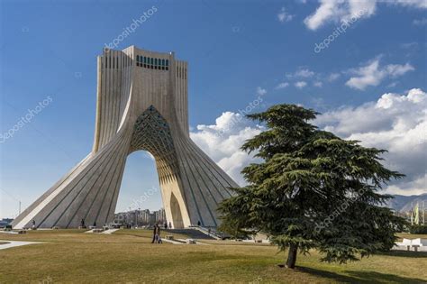 Azadi Turm In Teheran Iran Redaktionelles Stockfoto Mazzo